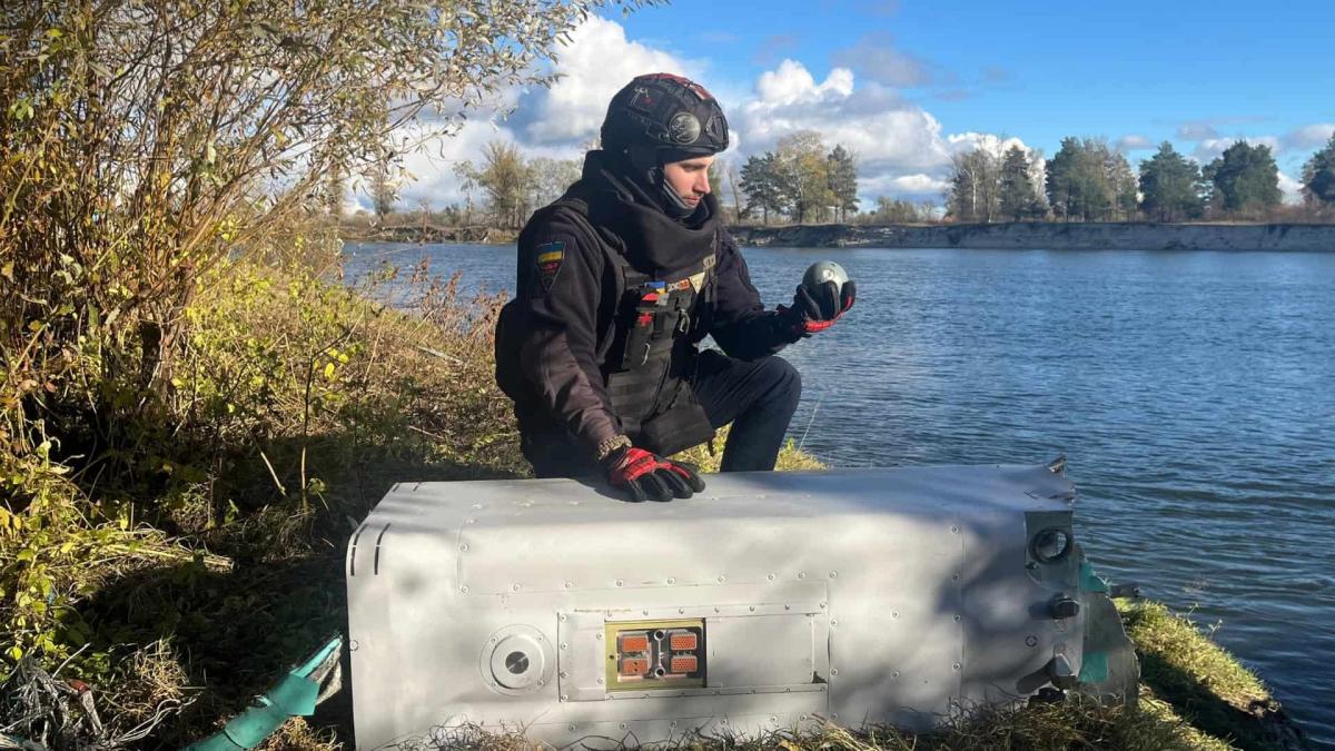 Біля Десни виявили бойову частину російської ракети Х-69 Працівник ДСНС сидить на березі Десни із залишками ракети