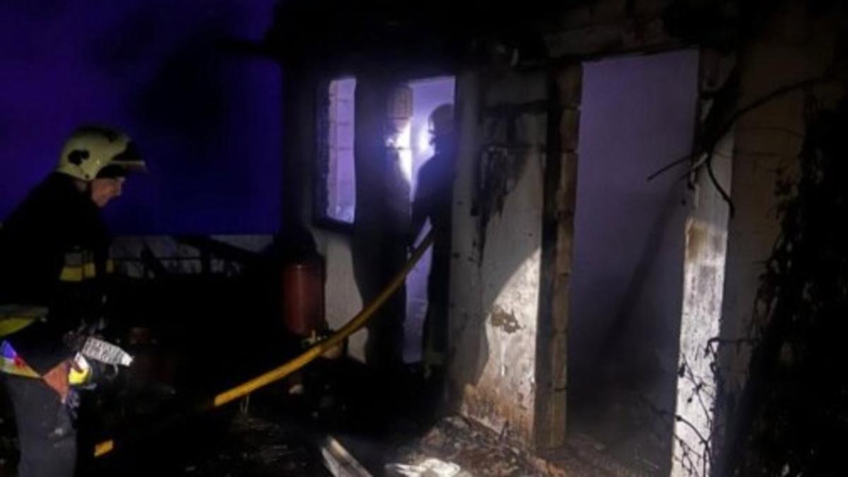 Пожежники працюють на місці згорілої будівлі