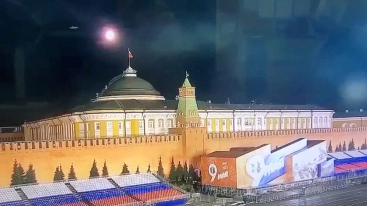 The Guardian: Масштабна атака дронами на Москву – закриті аеропорти, є жертви Дрон над Кремлем