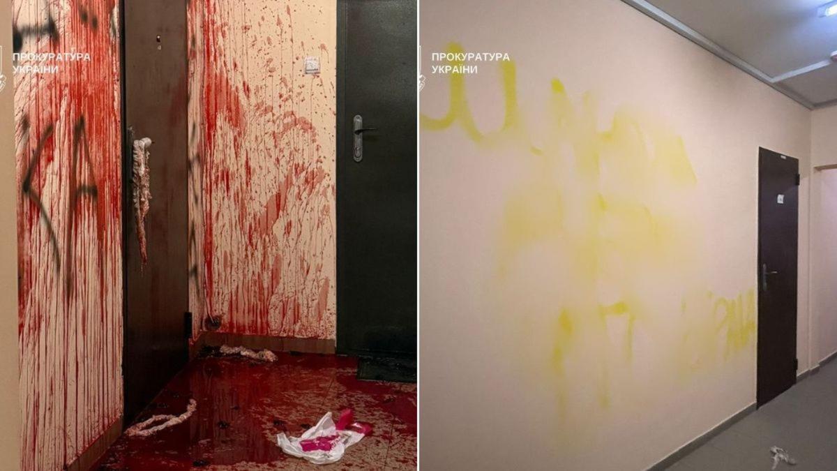 Зліва: двері та підлога у приміщенні залиті червоною рідиною, що імітує кров; Справа: стіна з жовтими плямами та нечітким написом у коридорі