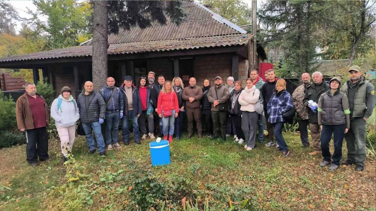 У Києві провели масштабну пероральну вакцинацію проти сказу Групове фото фахівців Головного управління Держпродспоживслужби
