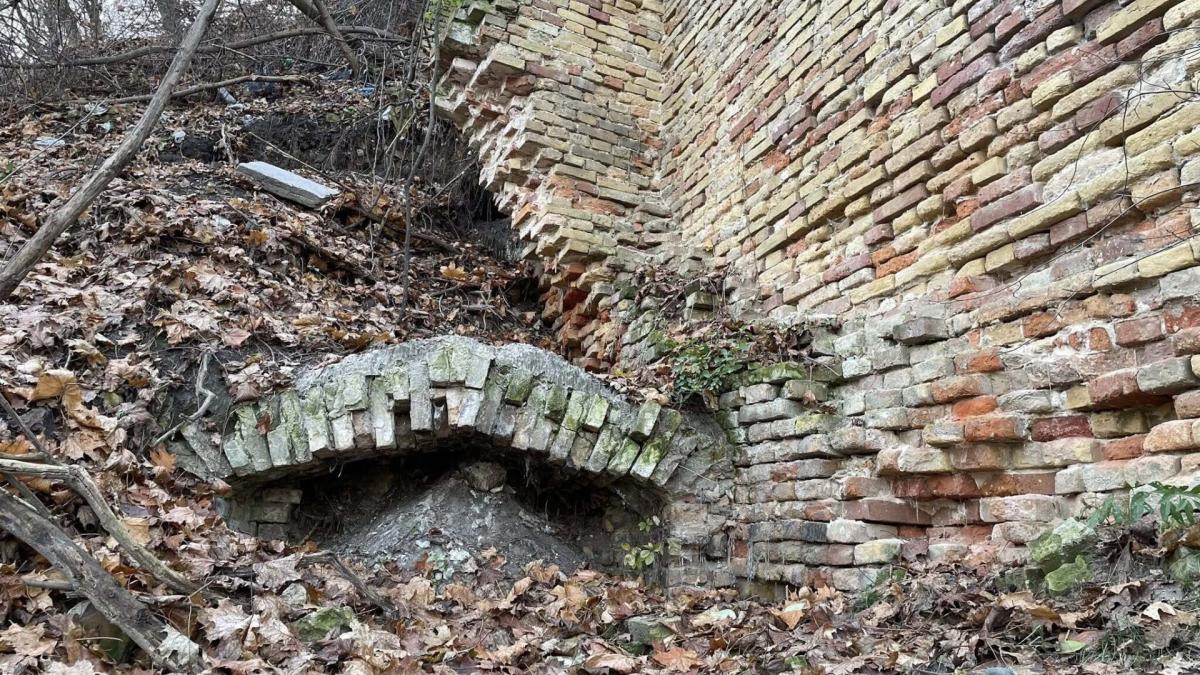 Частина муру Флорівського монастиря, який знайшли на Замковій горі у Києві