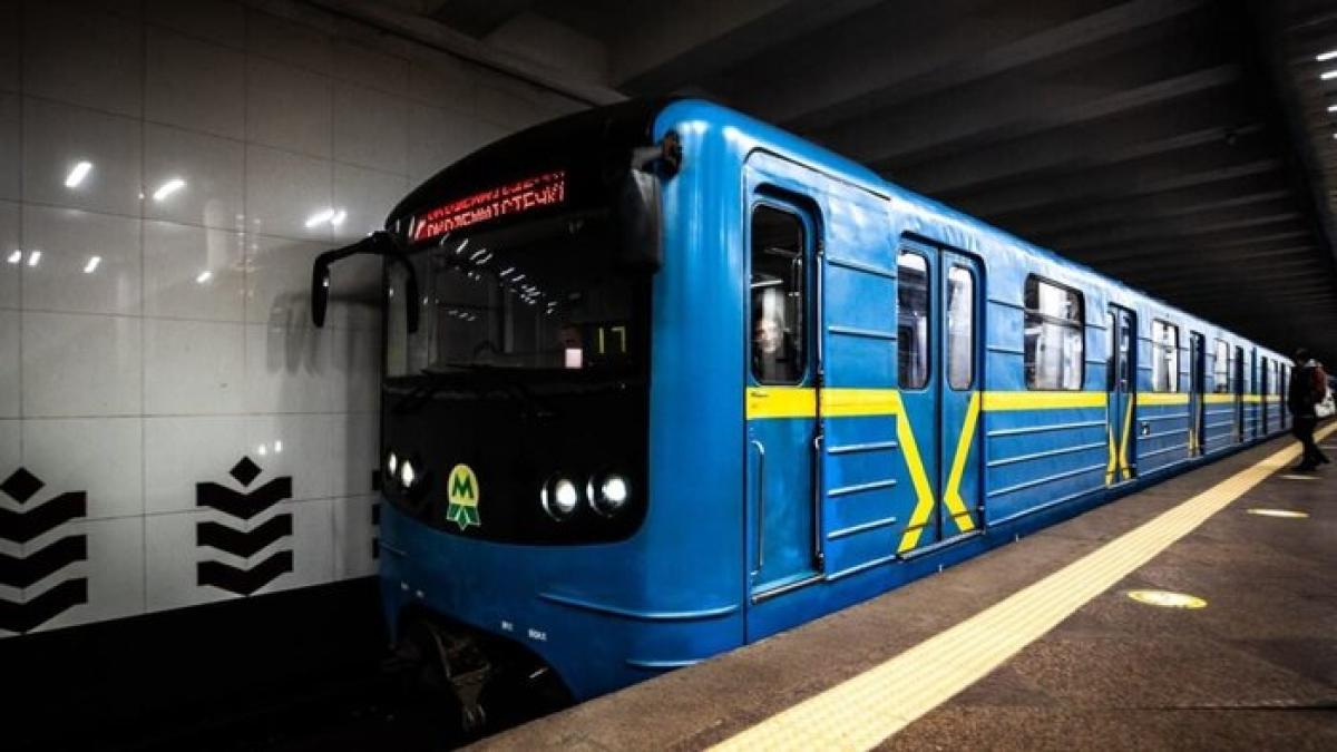 Метрополітен спростував відключення світла на «Хрещатику» та «Арсенальній» Синій вагон метро в Києві