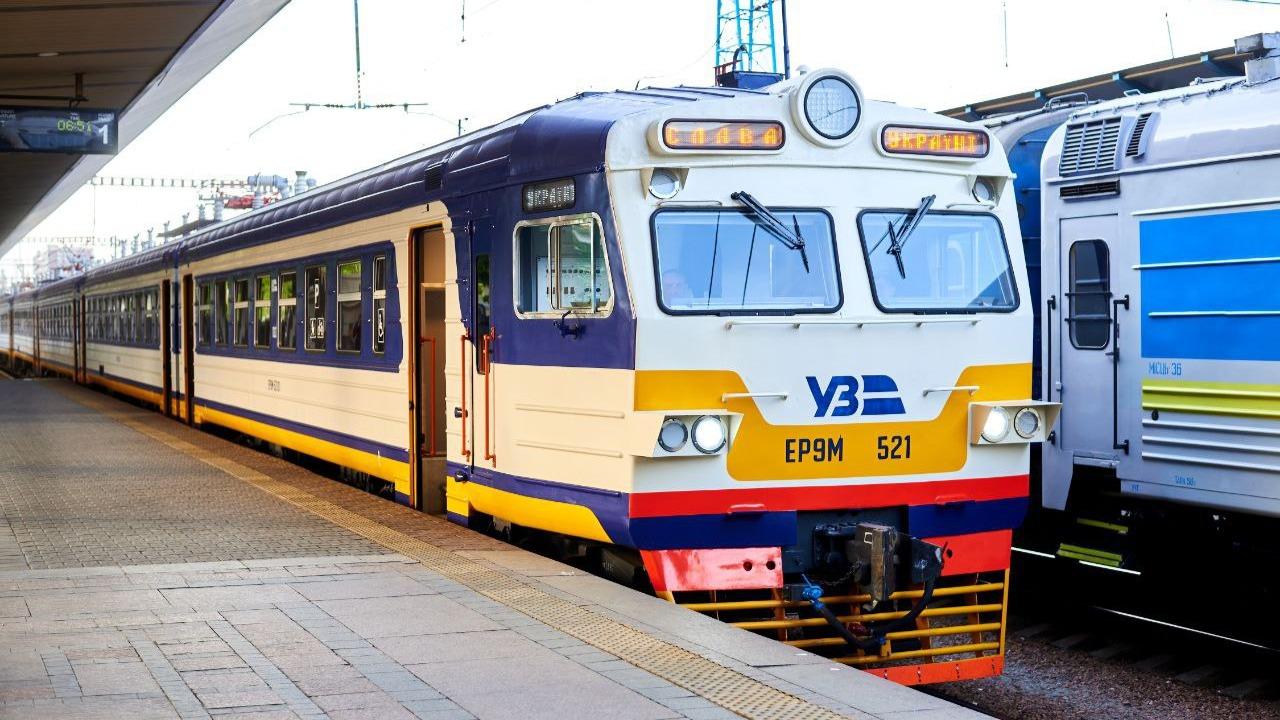 Приміський поїзд Укрзалізниці на пероні залізничного вокзалу