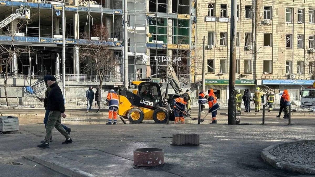 Проспект Соборності обмежують на два дні: ремонт у Києві Ремонтні роботи на одній з вулиць Києва, кілька працівників дорожньої служби з лопатами ремонтують дорогу