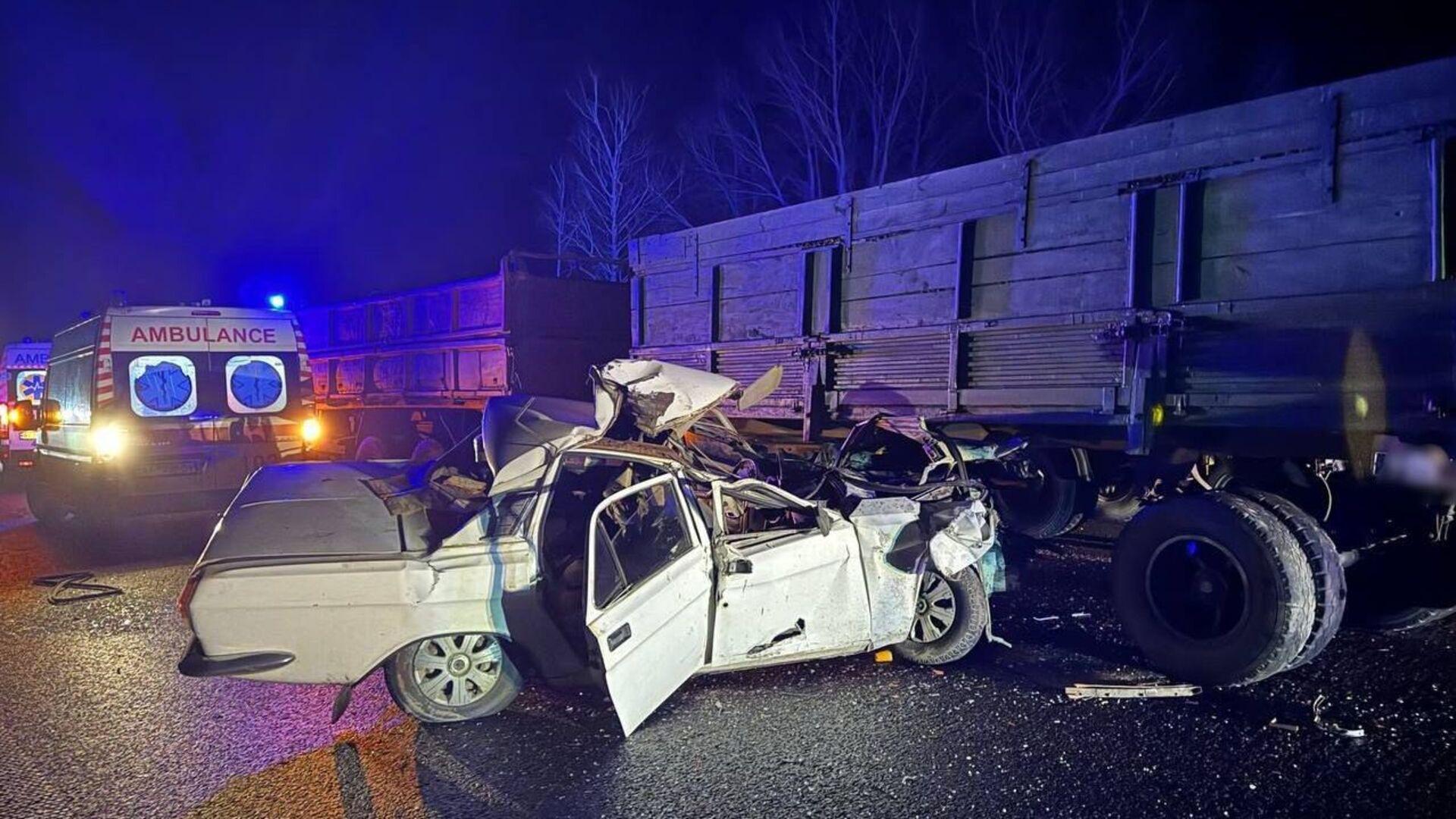 Зіткнення легковика ГАЗ з причепом на трасі Київ-Харків