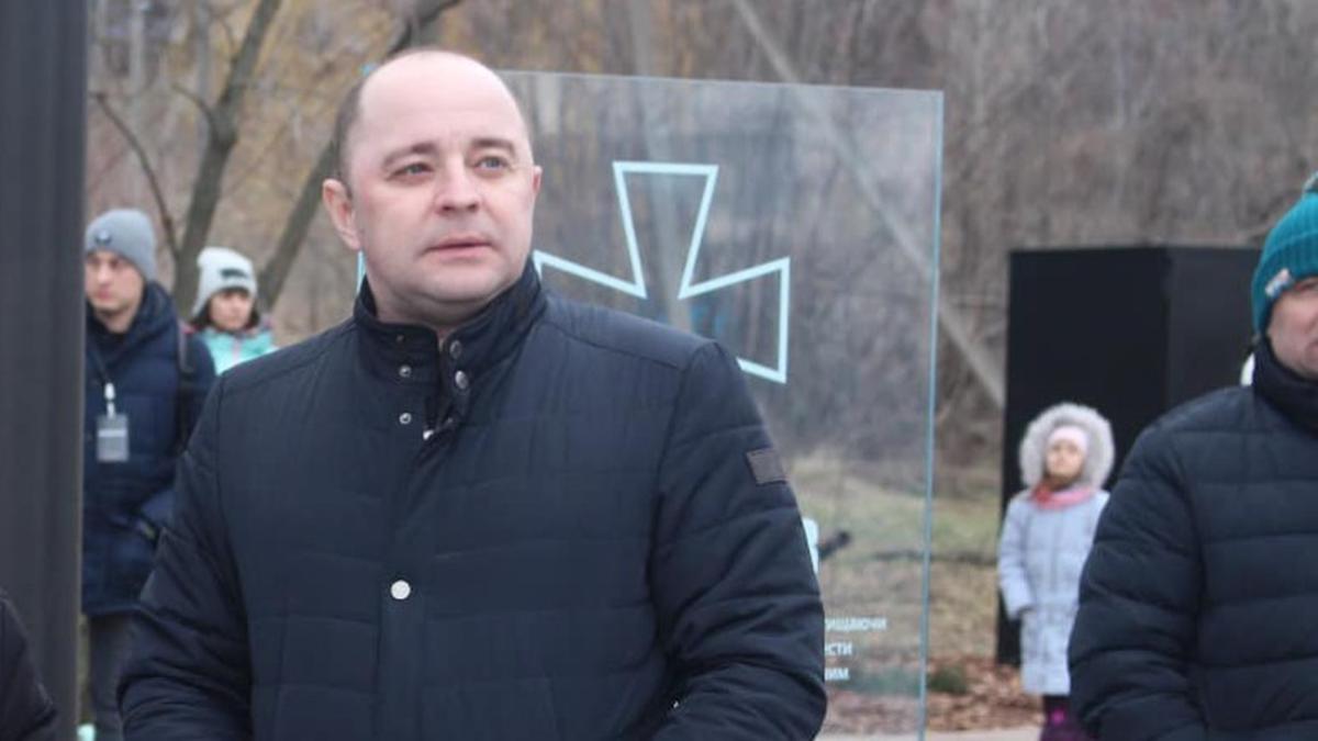 Міський голова Вишгорода Олексій Момот стоїть на вулиці у чорній куртці