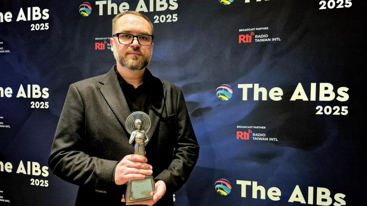 Чоловік з нагородою в руках