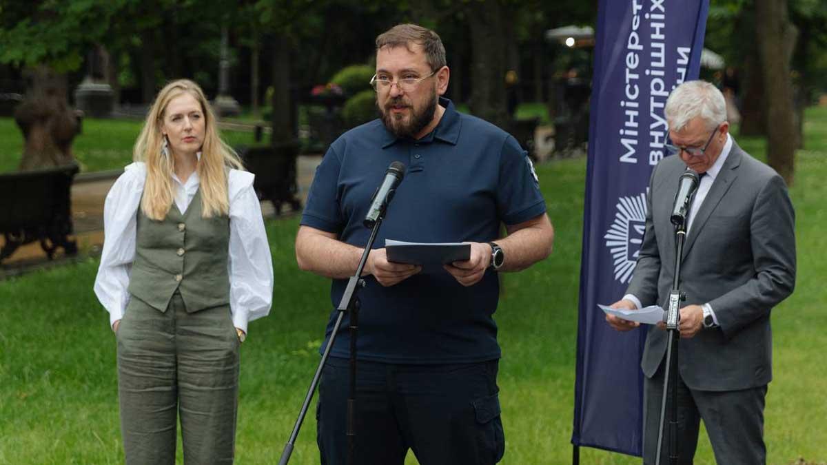 У Києві з’явилася інсталяція «Тіні присутності» — про пам’ять, біль і пошук зниклих безвісти У Києві з’явилася інсталяція «Тіні присутності» — про пам’ять, біль і пошук зниклих безвісти