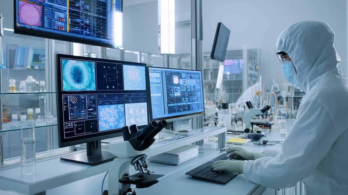 Як Сингапур створює «біобезпечну бальну залу» для боротьби зі смертельними хворобами людина у костюмі хімічного захисту у біолабораторії