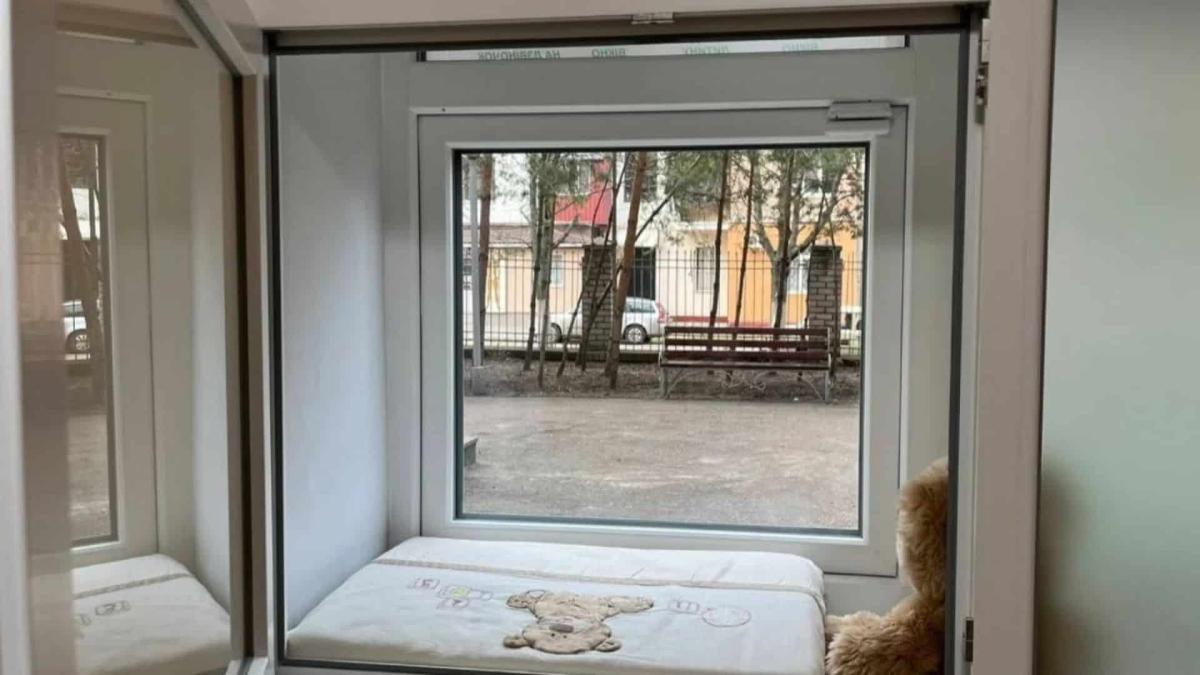 У Броварах вперше залишили немовля у «Вікні життя»: дівчинку врятували Велике вікно з москітною сіткою, пеленальним столиком та видом на двір