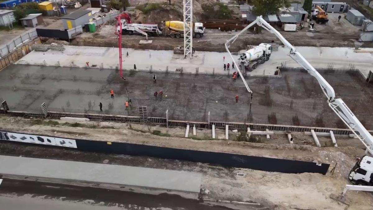 На місці зруйнованого обстрілами будинку в Бородянці зводять нову дев’ятиповерхівку Будівельний майданчик, де робітники заливають бетонну основу великої споруди
