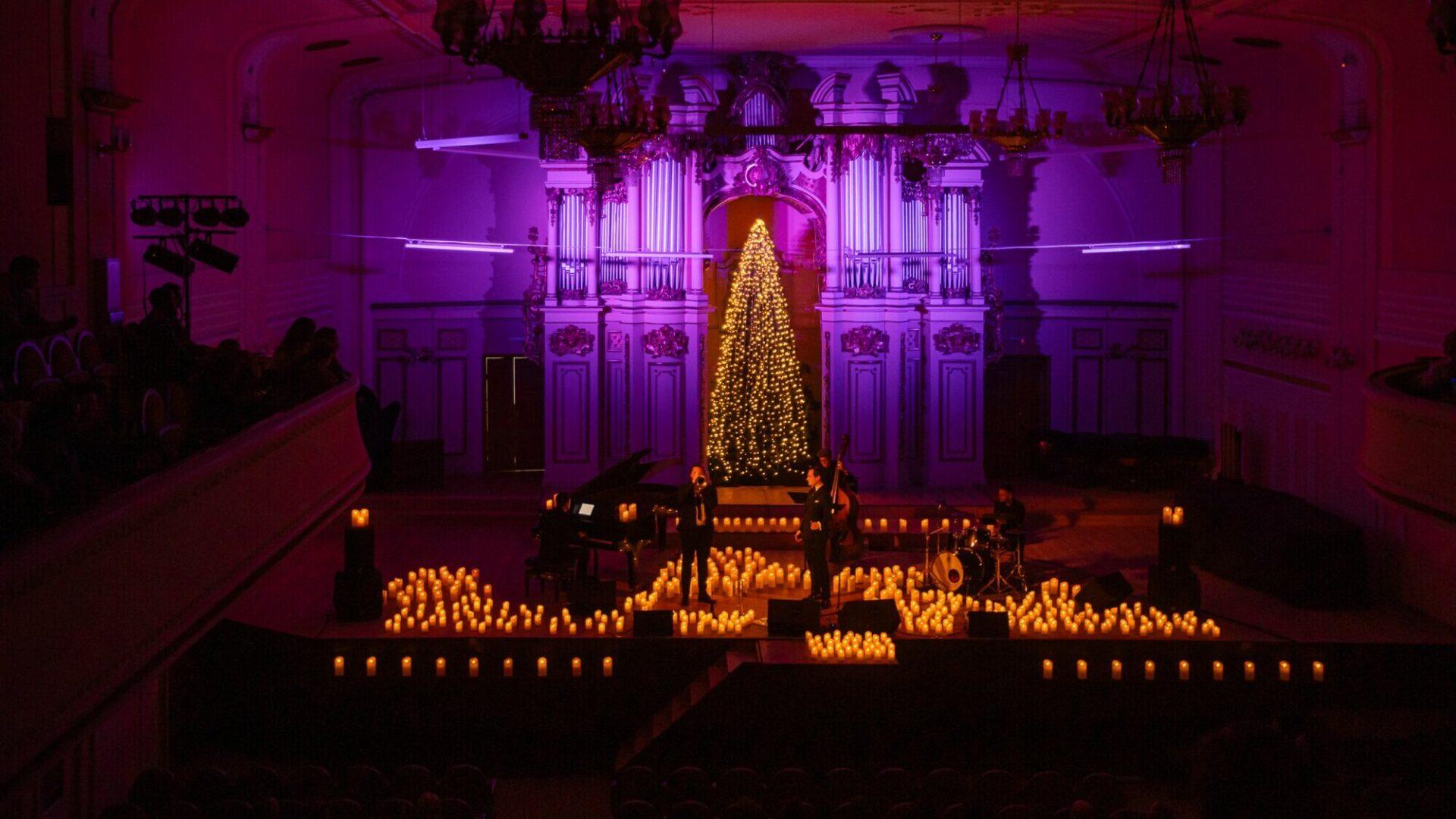 Київський гурт The Impressions Jazz Quintet виступає на сцені при свічках під час свого різдвяного концерту