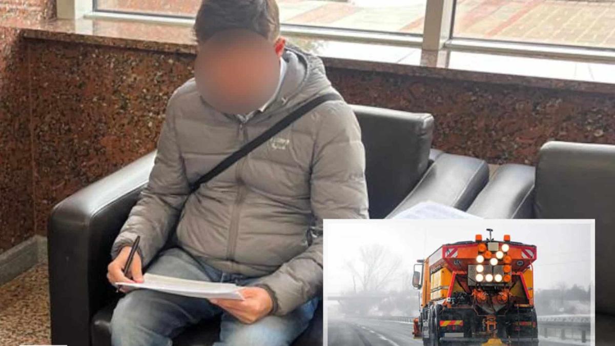 Київські комунальники закупили неякісну сіль: збитки 1,4 млн Підозрюваний сидить в кріслі в приміщенні прокуратури і ознайомлюється з документами.
