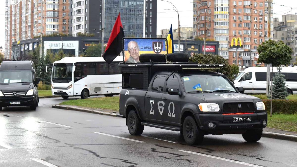 Київ затвердив єдині зразки пам'ятників Героям Автомобіль ЗСУ який супроводжує прощальну процесію, ховають воїна