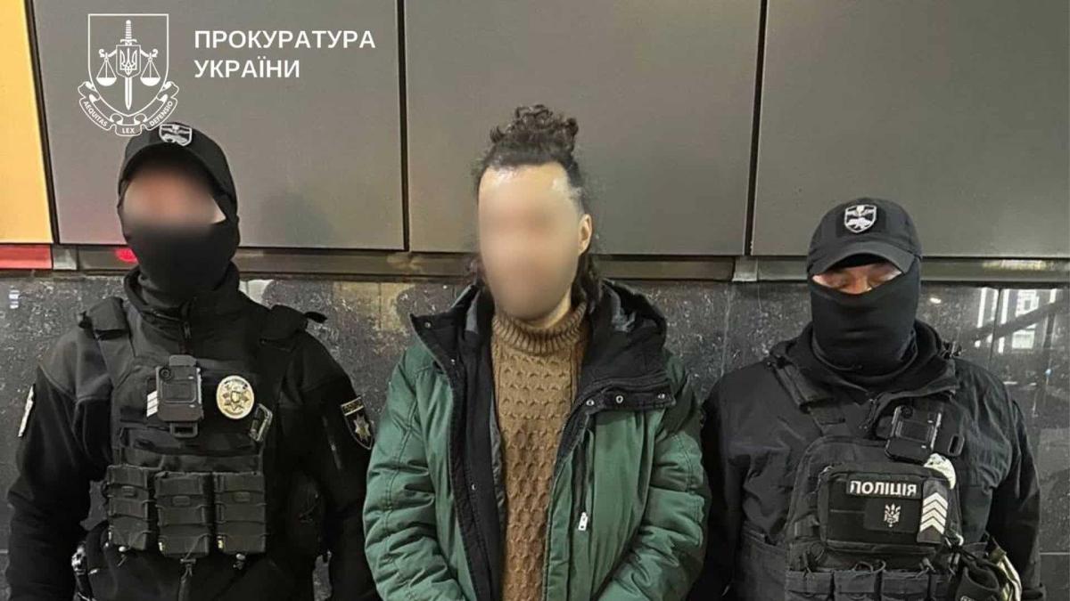 Водія Mercedes, який побив велосипедиста на Подолі, затримали Правоохоронці із затриманим водієм «Мерседеса»