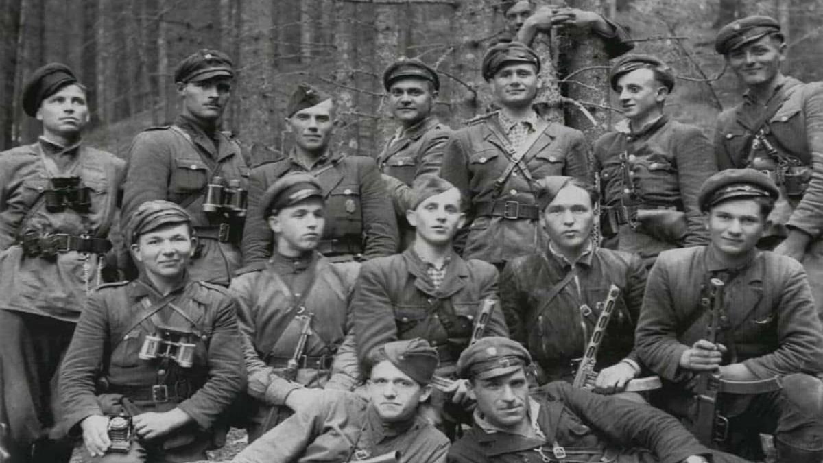14 жовтня — День створення УПА: символ боротьби і тяглості поколінь Група озброєних чоловіків у військовій формі позує в лісі
