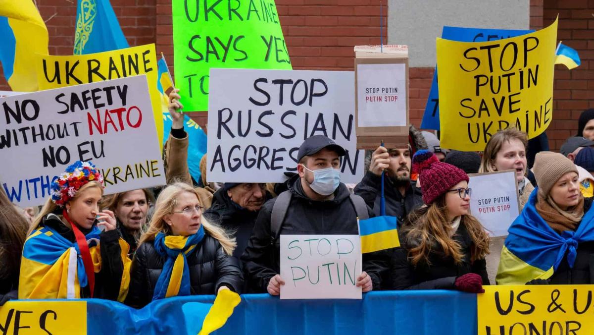 The Guardian: Кремль заявляє, що новий зовнішньополітичний курс США «в основному збігається з нашим баченням» Акція з вимогою до Росії припинити війну проти України. Нью-Йорк, США