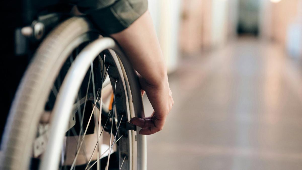 Людина на кріслі колісному