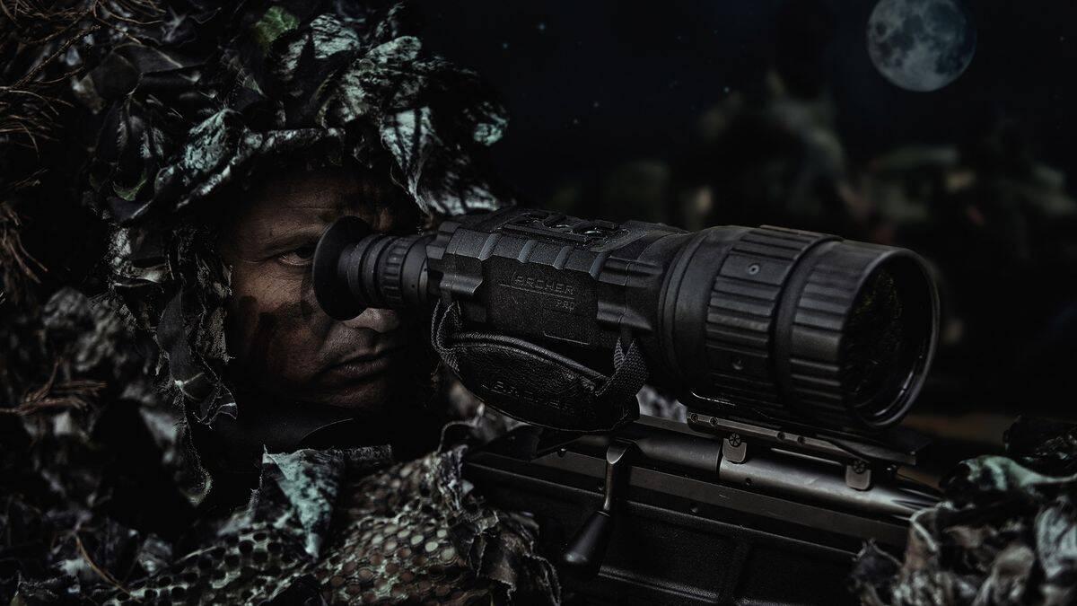 НАБУ закрило справу проти виробника тепловізорів Archer: доказів злочину не виявили Військовий у маскувальному костюмі вночі дивиться через оптичний приціл зі встановленим тепловізором