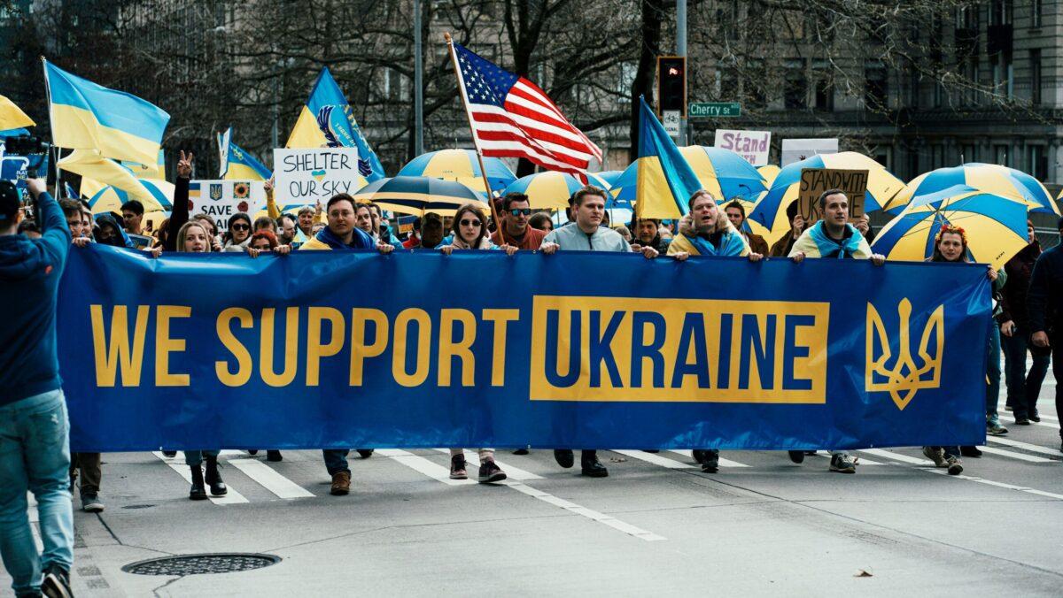 AP: Прихильники України наголошують на надії та стійкості на тлі охолодження відносин із США Акція з вимогою до Росії припинити війну проти України. США,