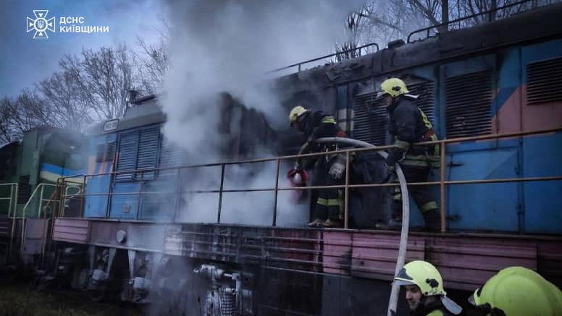 Пожежники гасять вогонь в локомотиві