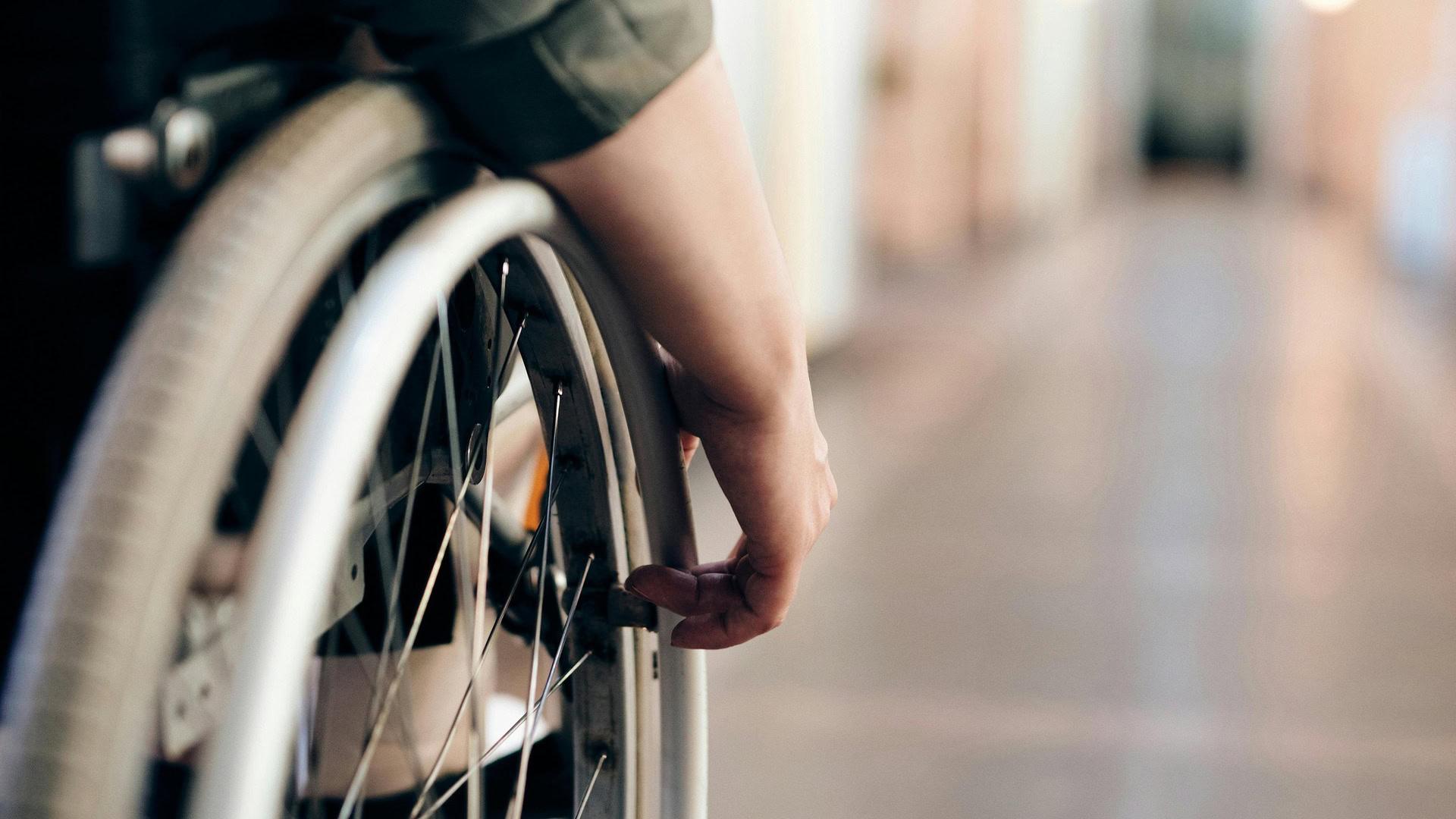 Людина на кріслі колісному