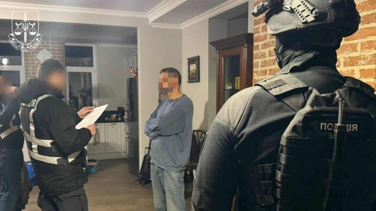Колишньому директору «Молодого театру» Білоусу повідомили про підозру у зґвалтуваннях Обшук у помешканні: чоловік у синій кофті стоїть перед правоохоронцями