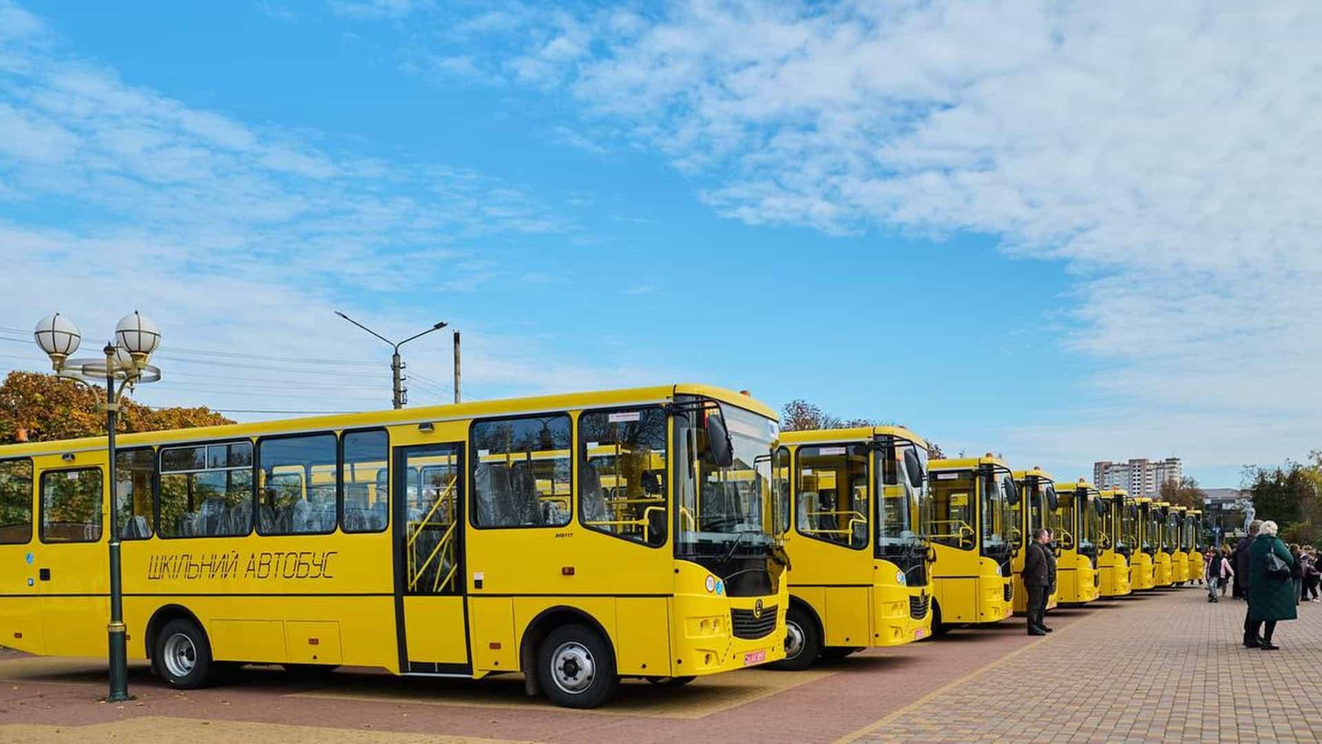 На Контрактовій площі облаштовують новий простір TORV: малюнки, лавки й урбаністика у дії Автобуси для перевезення дітей до школи, схожі на жовті маршрутки, стоять в один ряд