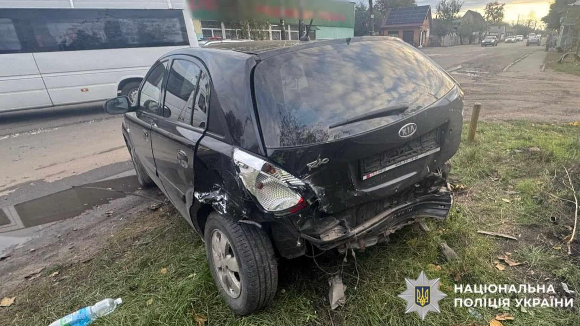 На Контрактовій площі облаштовують новий простір TORV: малюнки, лавки й урбаністика у дії Розбита чорна машина стоїть на узбіччі дороги після ДТП