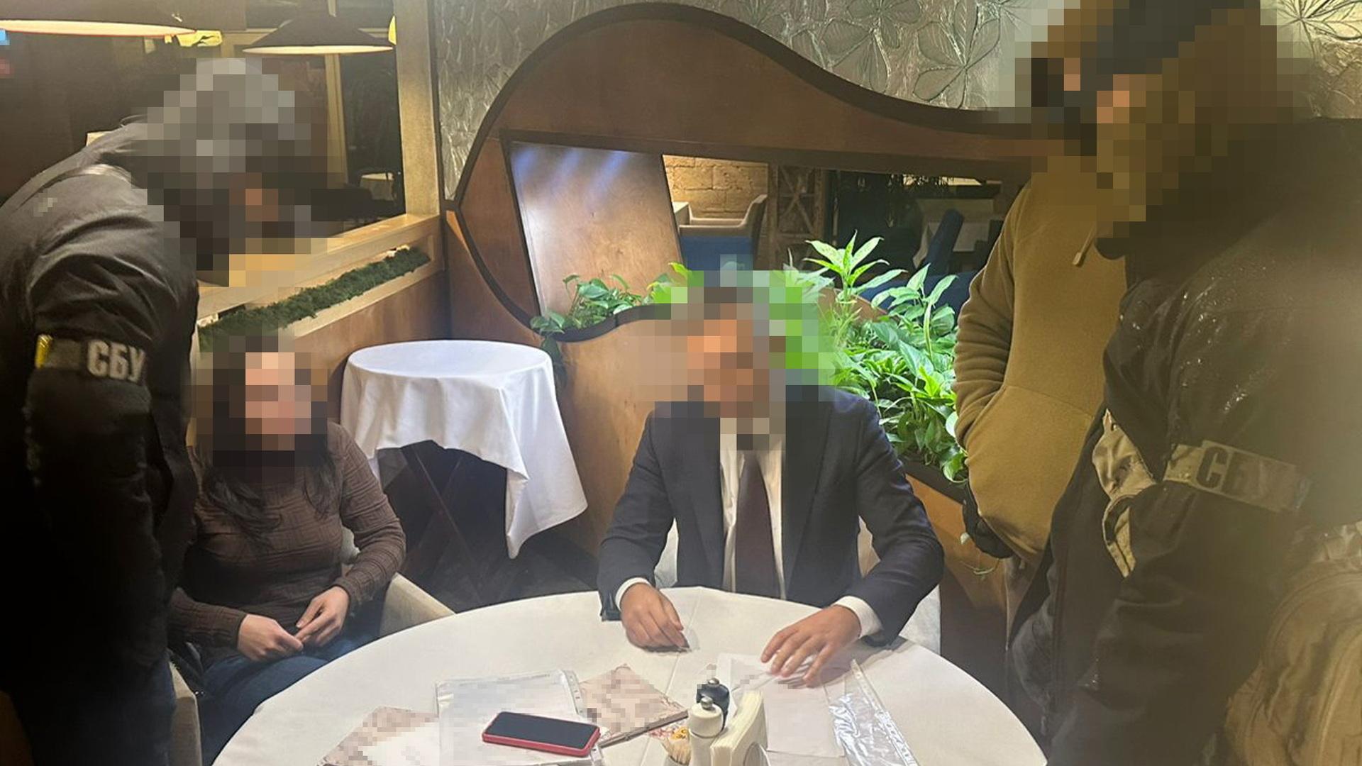 Затримання в одному з київських ресторанів підозрюваного на хабарі у 160 тисяч доларів за місце в партії