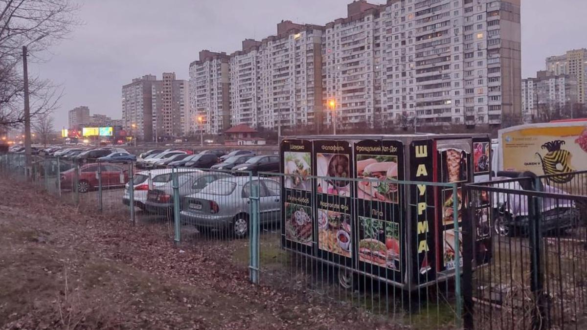 Багатоповерхові будинки в Києві на фоні автостоянки