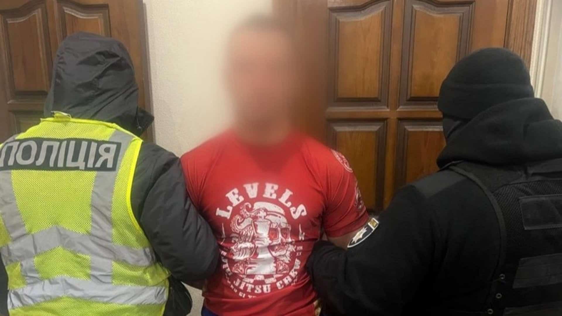 У Києві судитимуть жінку, яка викинула собаку з п’ятого поверху під час сварки Поліція затримує чоловіка в червоній футболці біля дерев’яних дверей