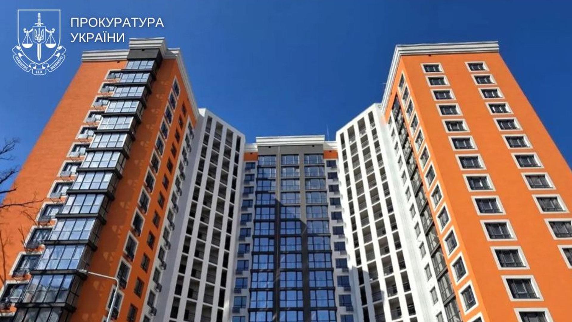 Багатоповерховий будинок і помаранчево білих тонах