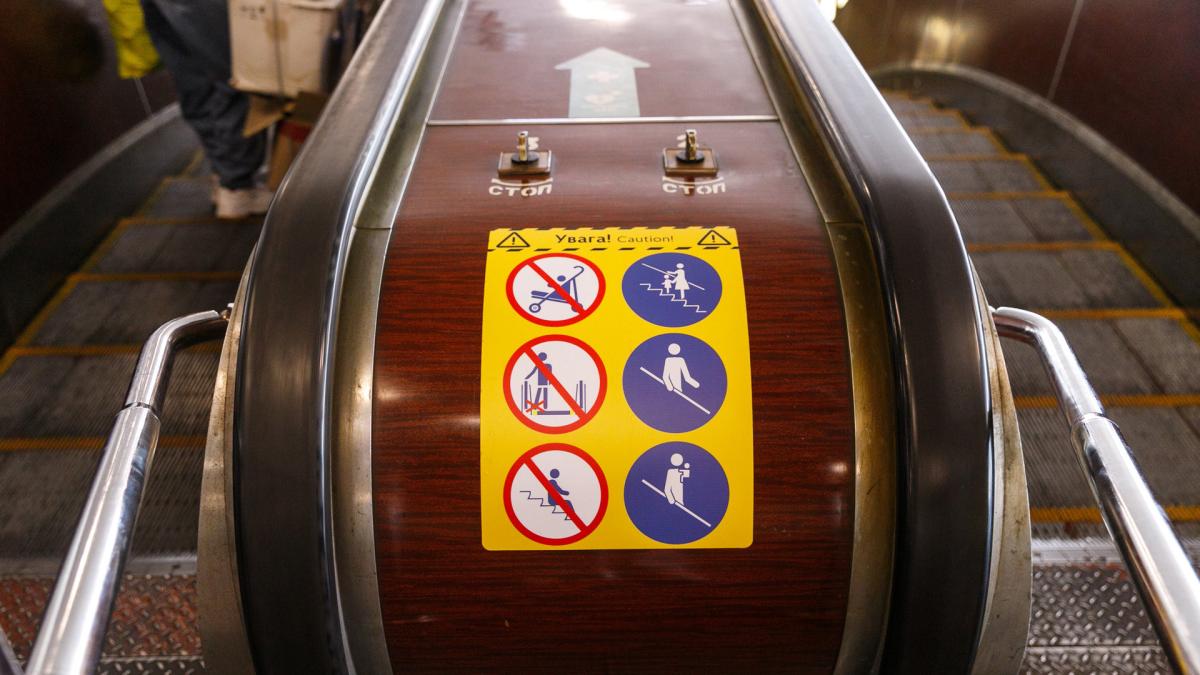 Метро Києва, поручні і сходи ескалатора
