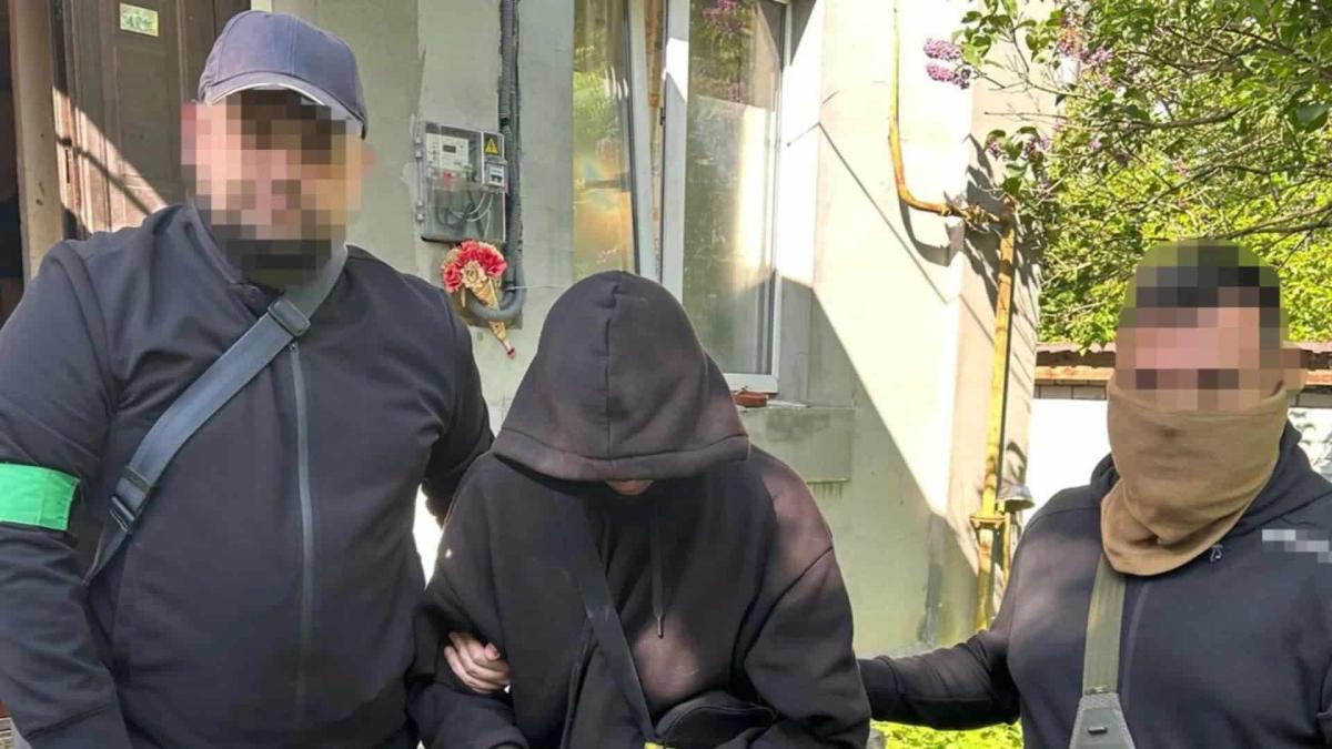 На Київщині агент РФ підпалював колії: 15 років тюрми Двоє співробітників СБУ тримають під руки підозрюваного
