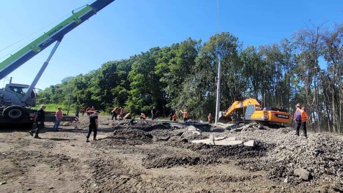 ДСНС і Укрзалізниця показали, як відновлюють рух після вибухів під Києвом (фото) Робітники ремонтують залізничні колії