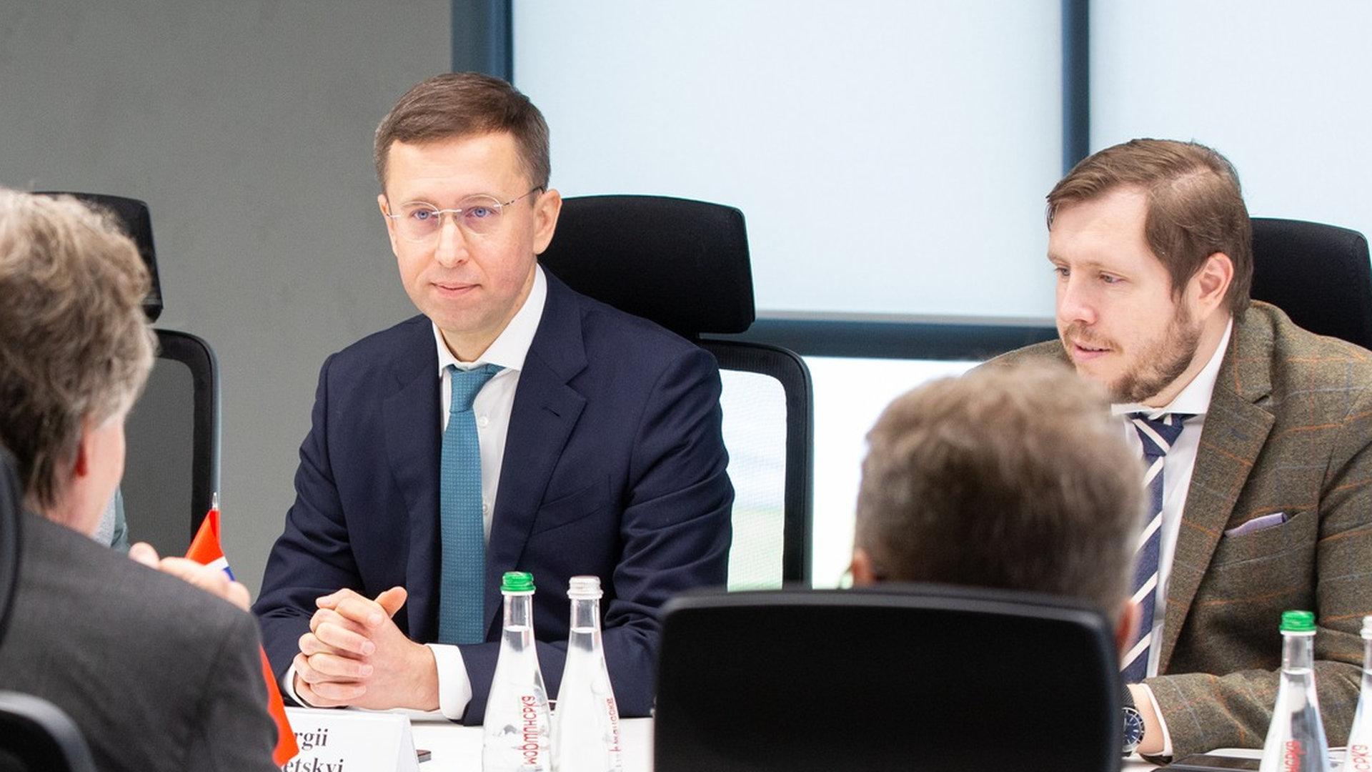 Сергій Корецький сидить на засіданні в якомусь конференц-залі