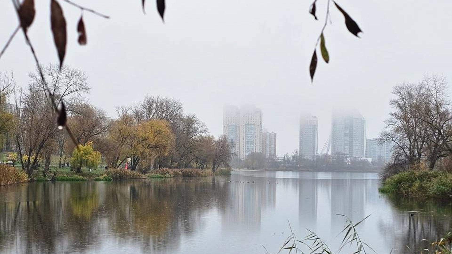 Озеро в Києві і на фону багатоповерхові будинки