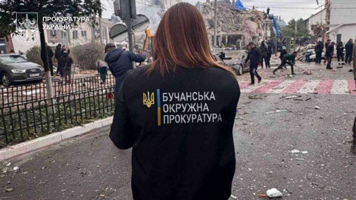 Київщина: прокуратура фіксує наслідки комбінованої атаки РФ Прибирання вулиці біля зруйнованого будинку ударом армії РФ