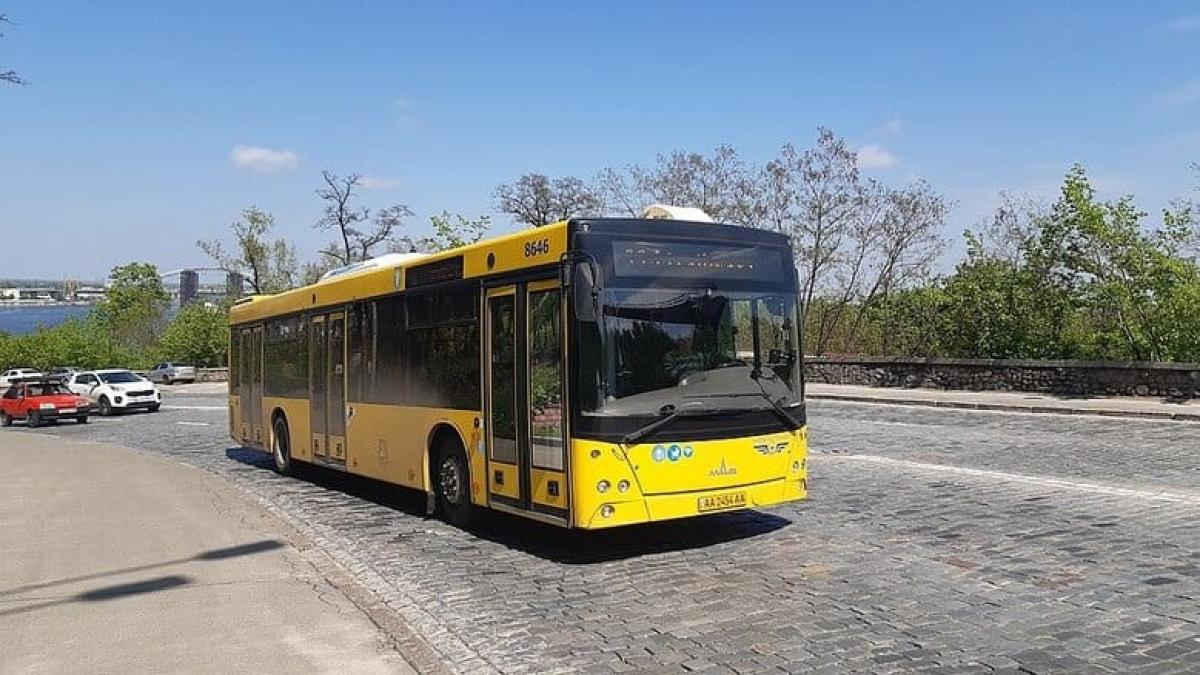 У Києві 16 вересня через ярмарок змінять маршрути автобусів №46 і №112 (схема) жовтий міський автобус, що їде на бруківці