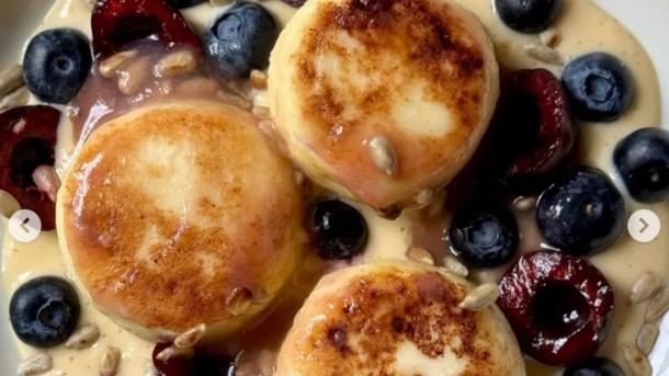 Сирники з ягодами на тарілці