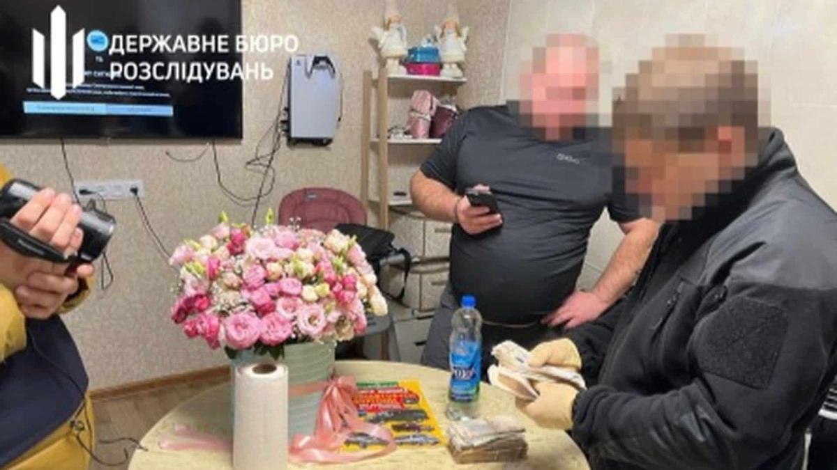 Офіцер змушував бійців готувати шаурму: ДБР відкрило справу Троє чоловіків, двоє з них працівники ДБР у кімнаті біля стола рахують гроші. Обличчя заблюрені, один з чоловіків з камерою в руках