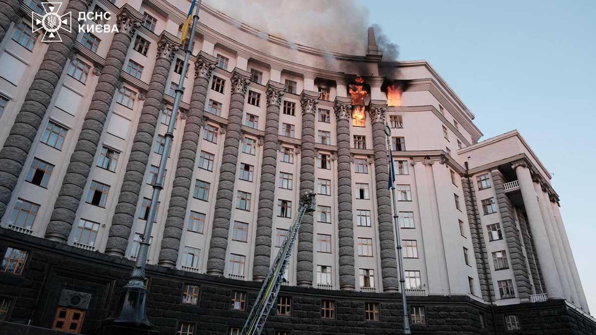 Світова преса про найбільшу повітряну атаку Києва: огляд реакцій пожежа в багатоповерховій будівлі Києва, дим і полум'я на верхніх поверхах, рятувальники працюють з пожежною драбиною, обгорілі вікна, небезпека для мешканців, новини Києва.