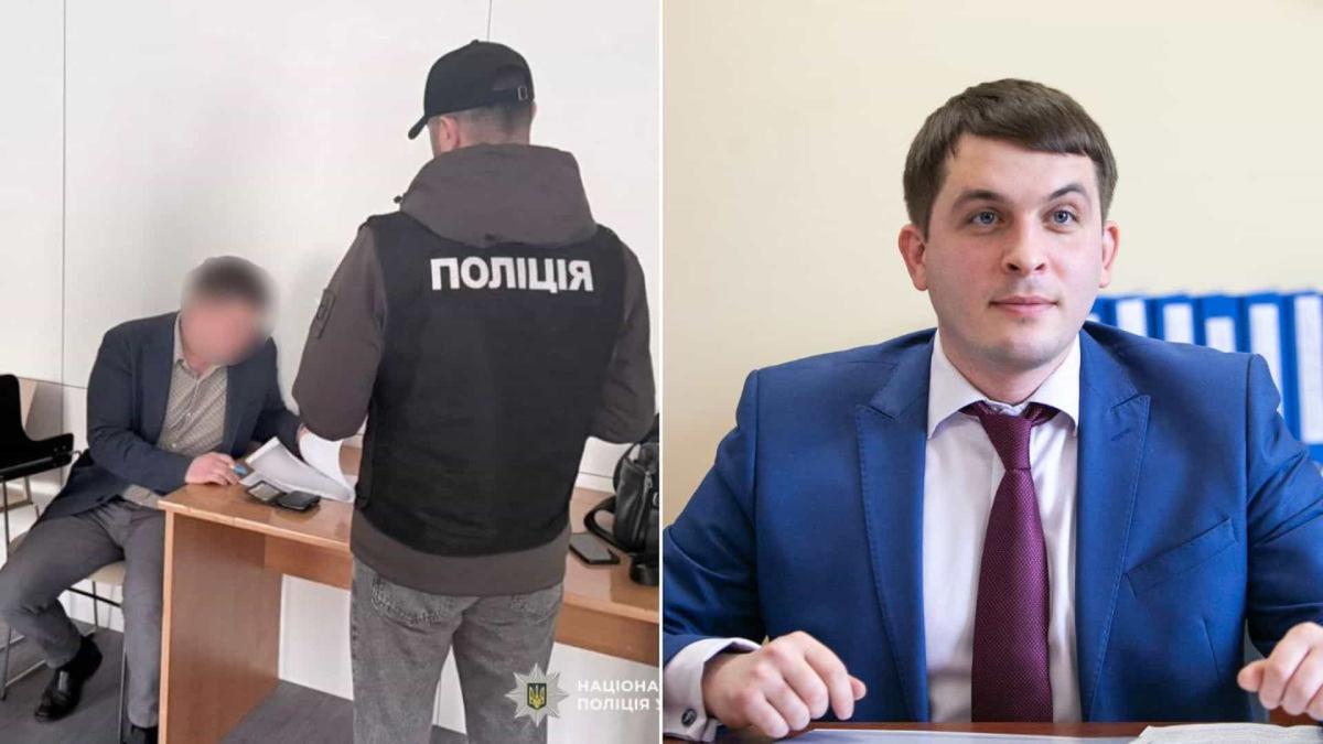 Керівника апарату КМДА підозрюють у підробці документів для виїзду за кордон Поліцейський вручає документи чоловікові, що сидить за столом із розмитим обличчям, праворуч — портрет молодого чоловіка в синьому костюмі