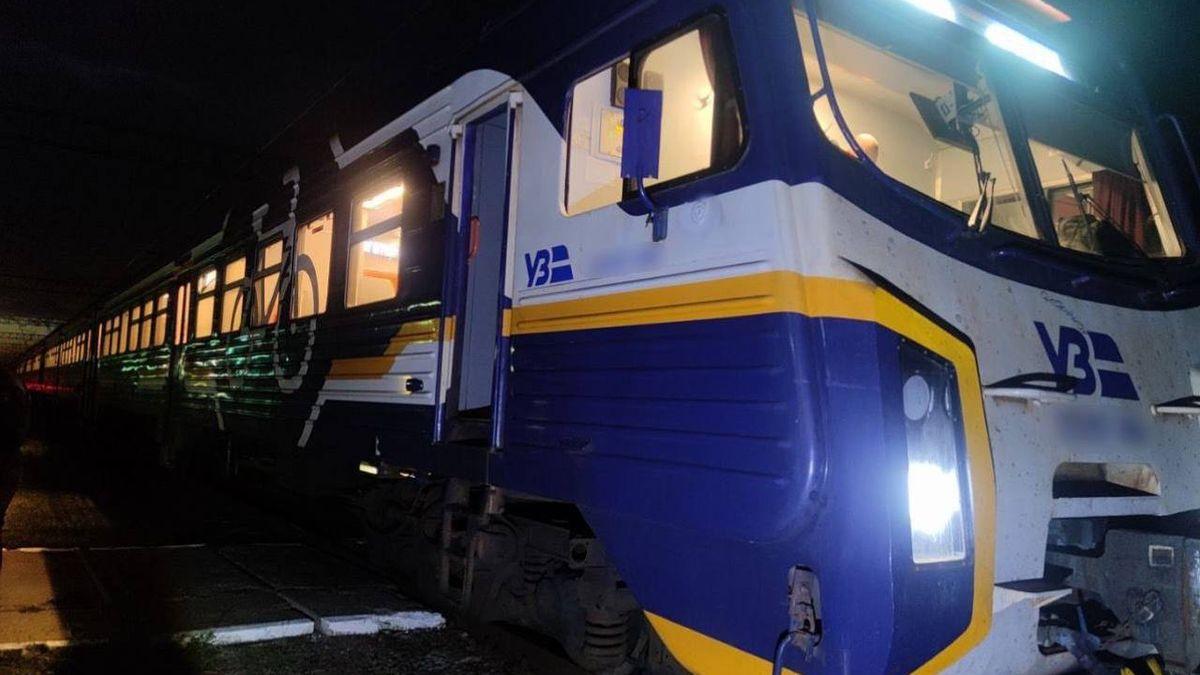 Синьо-жовтий поїзд «Укрзалізниці» стоїть на пероні вночі