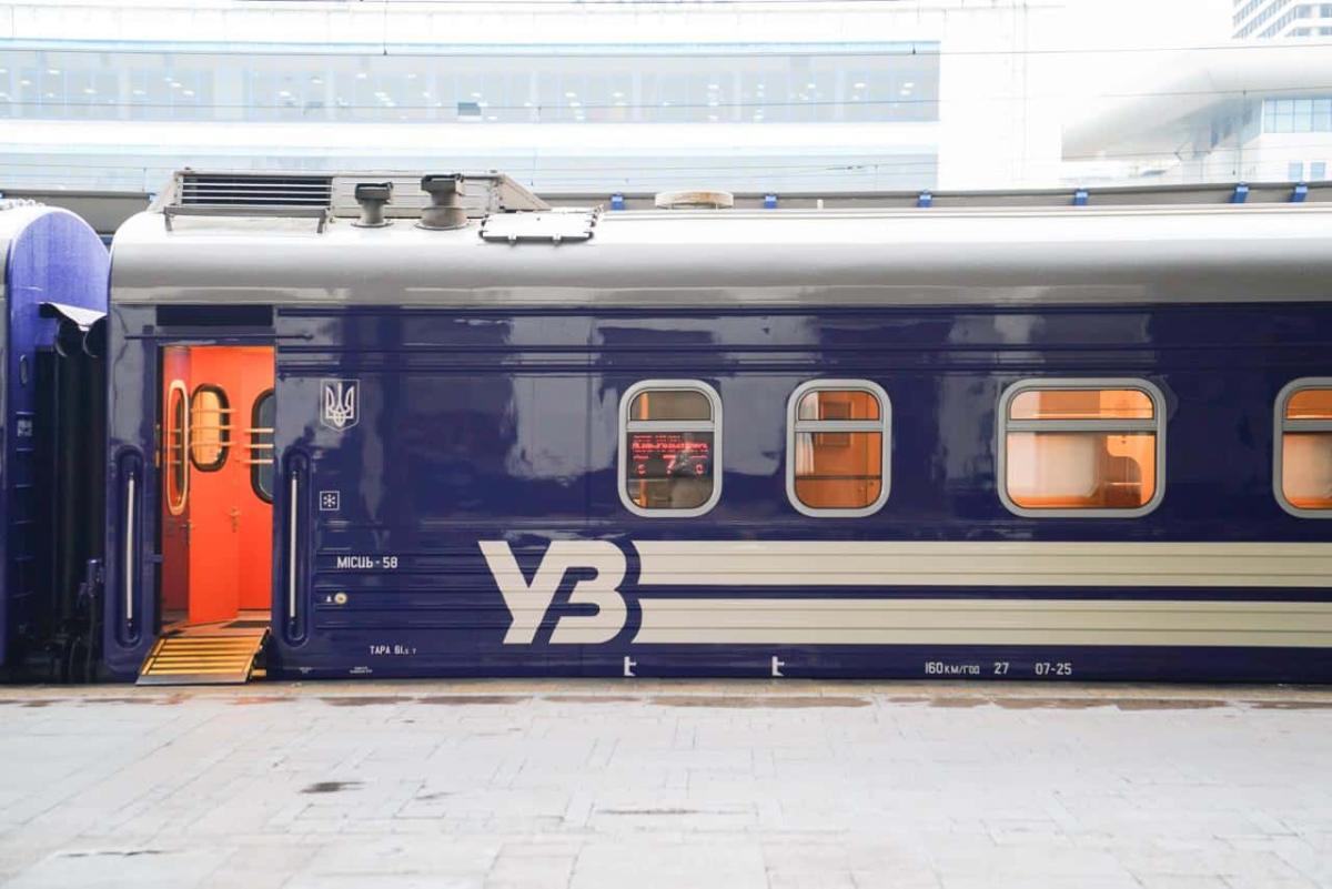Укрзалізниця запустила шість нових вагонів від Крюківського заводу на маршрути Синій пасажирський вагон «Укрзалізниці» з відчиненими дверима та логотипом УЗ на станції