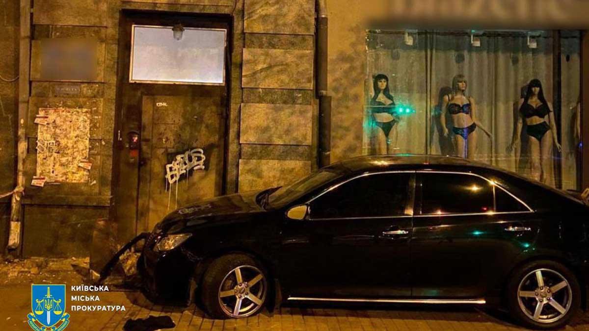 Працівник органів прокуратури у стані сп’яніння збив жінку в Києві: постраждала померла