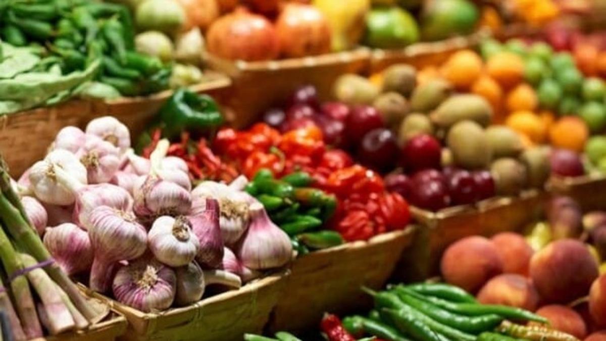 Овочі лежать на ярмарку, перець, огірки, часник, картопля, цибуля