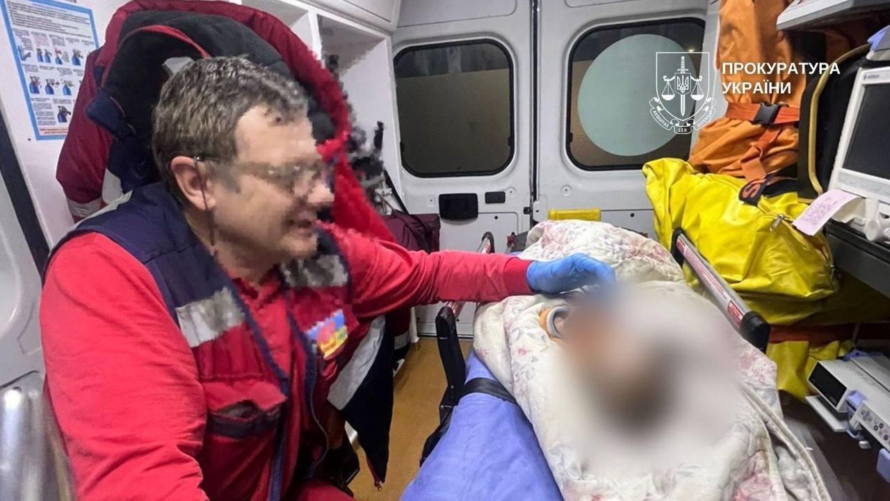 Семимісячний хлопчик у кареті швидкої допомоги під час транспортування його до лікувального закладу